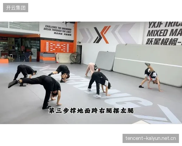 足球场上的极限狂欢：空翻庆祝变成摔伤的瞬间
